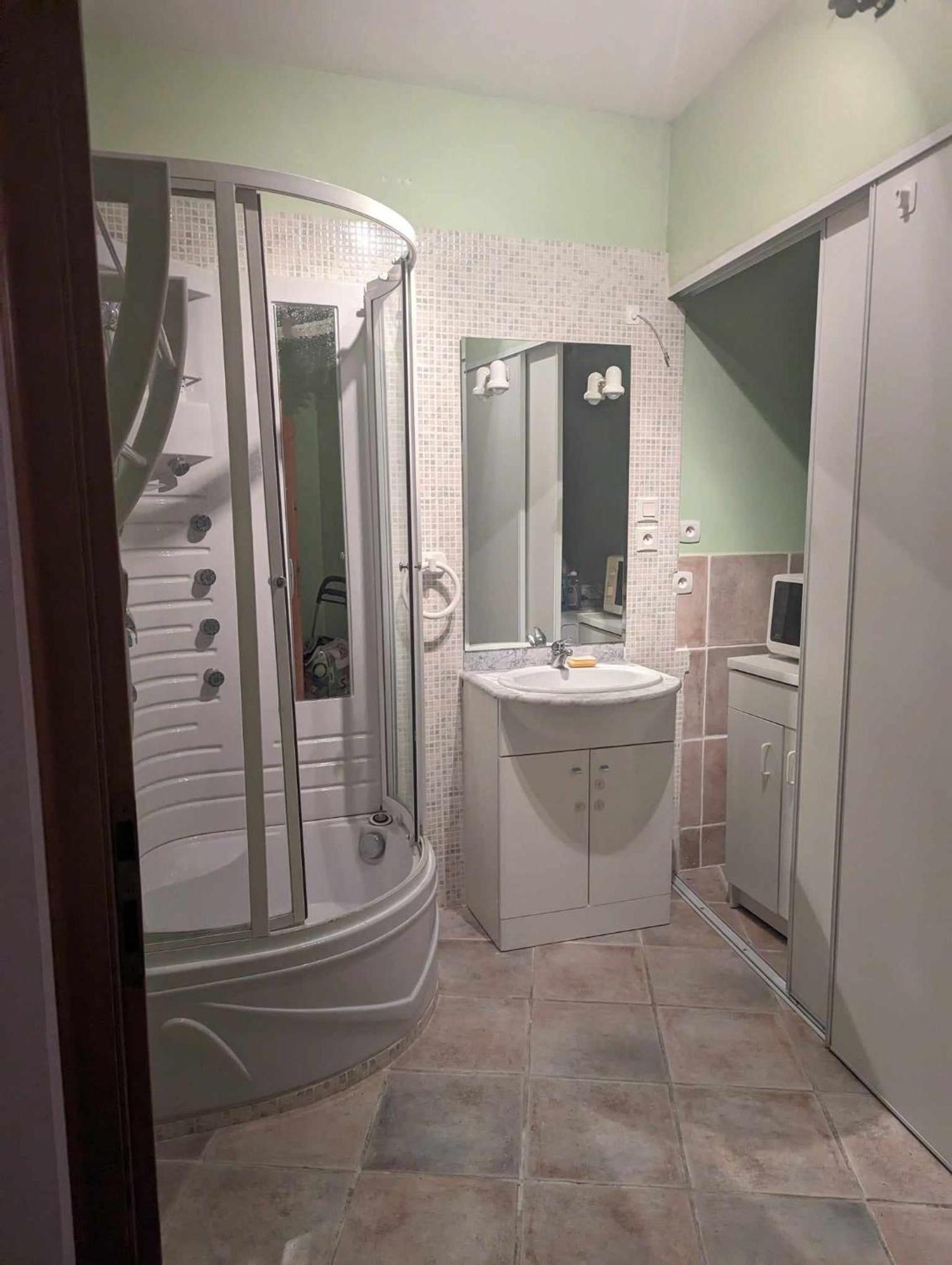 Séjour chez l'habitant Climatisee Avec Espaces Privatifs Dont Salle De Bain Et Wc